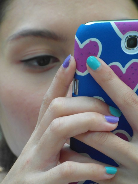 girl-ontouch-screen-phone